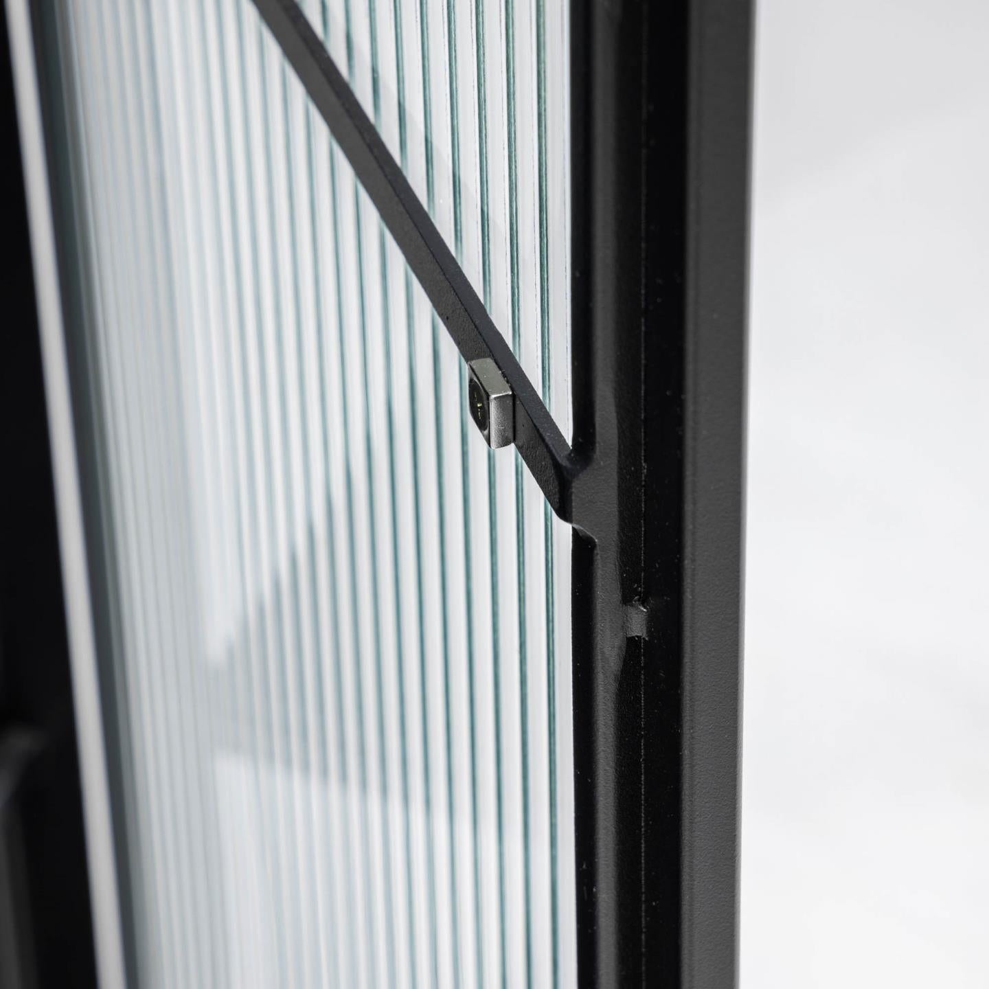 Kave Home Trixie Vitrine aus Stahl mit schwarzem Finish 70 x 143 cm Schwarz, Klar- #AA6752R01